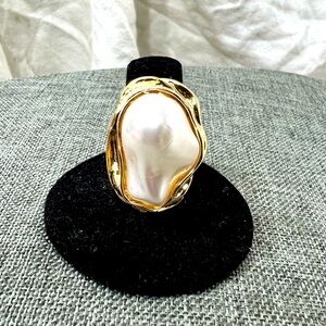 Fashion Jewry Ring Faux Pearl Set In a Metal Based 18kt Gold Platted Setting